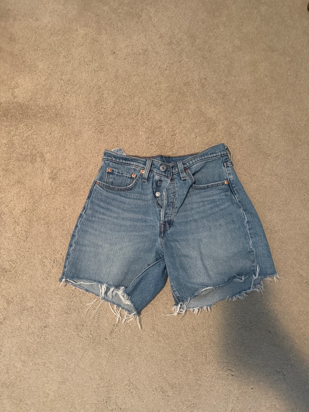 LEVI’S!!! Classic High-Rise Frayed Denim Shorts - Blue. Mid thigh